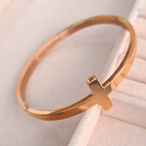 Ροζ χρυσή βέργα με σταυρό